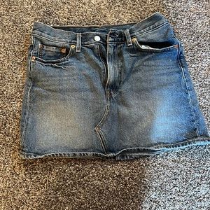 Size 27 Levi’s jean skirt